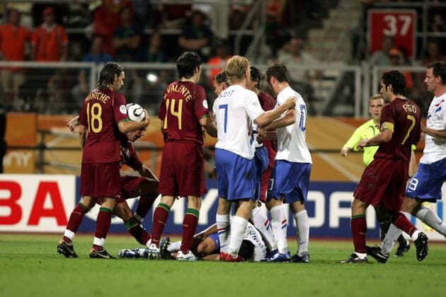 John Heitinga (Niederlande, Mitte) liegt verletzt am Boden, daneben Maniche (li.), Nuno Valente (beide Portugal, 2.v.li.) , Dirk Kuyt (3.v.li.), Rafael van der Vaart (beide Niederlande, 4.v.li.) und Luis Figo (Portugal) -  Fußball Länderspiel Herren WM 2006, Nationalmannschaft, Nationaltrikot, Achtelfinale, Portugal - Niederlande 1:0 Gruppe Nürnberg Fußball Länderspiel Herren WM 2006, Nationalmannschaft, Nationaltrikot, Achtelfinale, Portugal - Niederlande 1:0 Gruppe Nürnberg