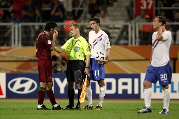 Linienrichter Nikolay Golubev (Rußland) erkundigt sich bei Luis Figo (Portugal, li.) nach dem Befinden, daneben Robin van Persie (Niederlande, Mitte) -  Fußball Länderspiel Herren WM 2006, Nationalmannschaft, Nationaltrikot, Achtelfinale, Portugal - Niederlande 1:0 Gruppe Nürnberg Harmonie, Fußball Länderspiel Herren WM 2006, Nationalmannschaft, Nationaltrikot, Achtelfinale, Portugal - Niederlande 1:0 Gruppe Nürnberg Harmonie,
