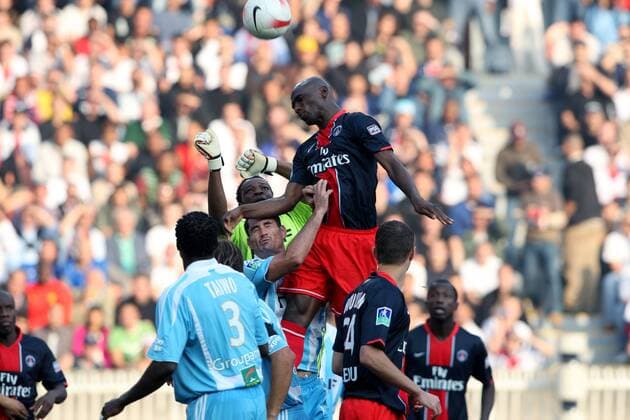 Zoumana Camara (Marseille, oben) im Zweikampf -  (pan21985) Fußball Herren Ligue 1 2007 2008, 1. Französische Liga, Paris St. Germain - Olympique Marseille 1:1, PSG, Saint, OM Gruppe Paris Dynamik, Überlegenheit Fußball Herren Ligue 1 2007 2008, 1. Französische Liga, Paris St. Germain - Olympique Marseille 1:1, PSG, Saint, OM Gruppe Paris Dynamik, Überlegenheit 