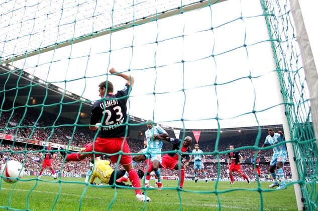 Djibril Cisse (Marseille, blau) trifft zum 0:1 gegen Jeremy Clement (Paris St. Germain, li.) -  (pan21985) Fußball Herren Ligue 1 2007 2008, 1. Französische Liga, Paris St. Germain - Olympique Marseille 1:1, PSG, Saint, OM Gruppe Paris Dynamik, Fußball Herren Ligue 1 2007 2008, 1. Französische Liga, Paris St. Germain - Olympique Marseille 1:1, PSG, Saint, OM Gruppe Paris Dynamik, 