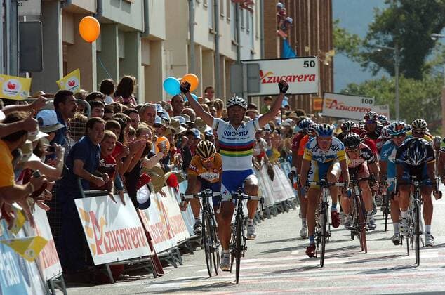 Paolo Bettini (Italien Quick Step Innergetic, 2.v.li.) gewinnt die 3. Etappe der Vuelta 2007 - Radsport Herren 62. Vuelta a Espana 2007, Spanienrundfahrt, ProTour, Straßenradsport, Straße, Rad Totale Fan, Zuschauer 3. Etappe: Viveiro - Luarca Freude, Radsport Herren 62. Vuelta a Espana 2007, Spanienrundfahrt, ProTour, Straßenradsport, Straße, Rad Totale Fan, Zuschauer 3. Etappe: Viveiro - Luarca Freude,