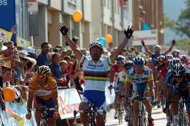 Paolo Bettini (Italien Quick Step Innergetic, Mitte) gewinnt die 3. Etappe der Vuelta 2007 - Radsport Herren 62. Vuelta a Espana 2007, Spanienrundfahrt, ProTour, Straßenradsport, Straße, Rad Gruppe 3. Etappe: Viveiro - Luarca Freude, Radsport Herren 62. Vuelta a Espana 2007, Spanienrundfahrt, ProTour, Straßenradsport, Straße, Rad Gruppe 3. Etappe: Viveiro - Luarca Freude,