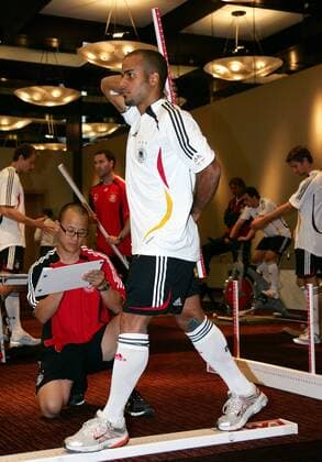 David Odonkor (Deutschland) macht eine Balanceübung beim obligatorischen Fitneßtest des Nationalteams Fußball Herren Nationalteam 2007, Training, Fitneß, Fitneßtest, Leistungstest Leistungsdiagnostik Leistungsdiagnose Gruppe Köln Fußball Herren Nationalteam 2007, Training, Fitneß, Fitneßtest, Leistungstest Leistungsdiagnostik Leistungsdiagnose Gruppe Köln