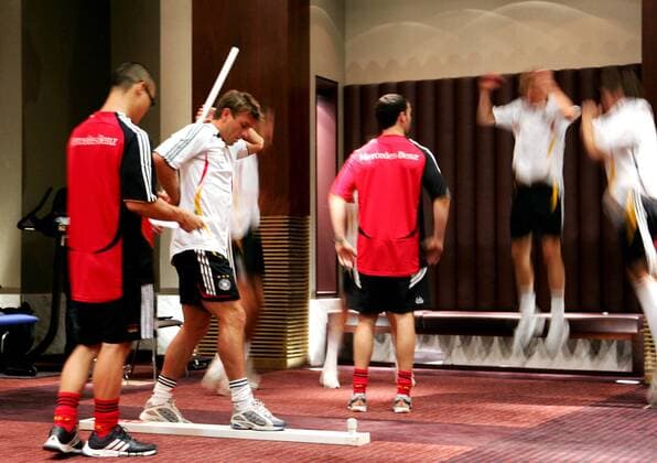 Bernd Schneider (Deutschland, 2.v.li.) macht eine Balanceübung beim obligatorischen Fitneßtest des Nationalteams Fußball Herren Nationalteam 2007, Training, Fitneß, Fitneßtest, Leistungstest Leistungsdiagnostik Leistungsdiagnose Gruppe Köln Fußball Herren Nationalteam 2007, Training, Fitneß, Fitneßtest, Leistungstest Leistungsdiagnostik Leistungsdiagnose Gruppe Köln