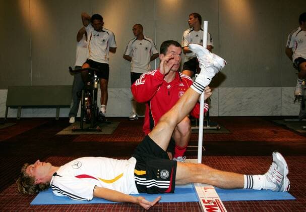Fitneßtrainer Oliver Schmidtlein (hi.) macht eine Übung mit Stefan Kießling (beide Deutschland) Fußball Herren Nationalteam 2007, Training, Fitneß, Fitneßtest, Leistungstest Leistungsdiagnostik Leistungsdiagnose Gruppe Köln Fußball Herren Nationalteam 2007, Training, Fitneß, Fitneßtest, Leistungstest Leistungsdiagnostik Leistungsdiagnose Gruppe Köln