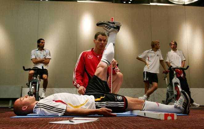 Fitneßtrainer Oliver Schmidtlein (hi.) misst das Bein von Christian Pander (beide Deutschland) Fußball Herren Nationalteam 2007, Training, Fitneß, Fitneßtest, Leistungstest Leistungsdiagnostik Leistungsdiagnose Gruppe Köln Fußball Herren Nationalteam 2007, Training, Fitneß, Fitneßtest, Leistungstest Leistungsdiagnostik Leistungsdiagnose Gruppe Köln