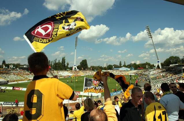 Fußball, Stadiongeschichte SG Dynamo Dresden Jugendlicher Fan von Dresden schwenkt seine Fahne im Dresdner Rudolf Harbig Stadion Fußball Herren Regionalliga Nord 2007 2008, 3. Liga, SG Dynamo Dresden Totale Rudolf Harbig Stadion Dresden Fußball Herren Regionalliga Nord 2007 2008, 3. Liga, SG Dynamo Dresden Totale Rudolf Harbig Stadion Dresden