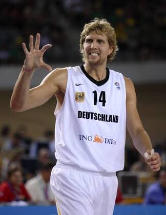 Dirk Nowitzki (Deutschland) zeigt an wie knapp es war Basketball EM Herren EM 2007, Länderspiel, Nationalmannschaft, Nationaltrikot Einzelbild Palma de Mallorca Skepsis, Basketball EM Herren EM 2007, Länderspiel, Nationalmannschaft, Nationaltrikot Einzelbild Palma de Mallorca Skepsis,