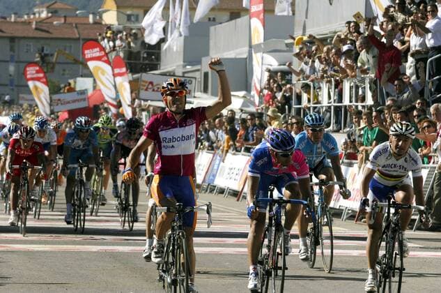 Oscar Freire (Spanien Rabobank, li.) gewinnt die 5. Etappe der Vuelta 2007 - Radsport Herren 62. Vuelta a Espana 2007, Spanienrundfahrt, ProTour, Straßenradsport, Straße, Rad Gruppe 5. Etappe: Cangas de Onis - Reinosa Freude, Radsport Herren 62. Vuelta a Espana 2007, Spanienrundfahrt, ProTour, Straßenradsport, Straße, Rad Gruppe 5. Etappe: Cangas de Onis - Reinosa Freude,