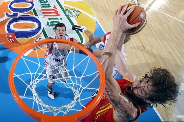 EuroBasket 2022, Historie, Die besten Spieler Europas Pau Gasol (Spanien) - Dunking, Marko Banic (Kroatien) kann nur zuschauen - Basketball EM Herren EM 2007, Länderspiel, Nationalmannschaft, Nationaltrikot, Kroatien - Spanien 85:84 Gruppe Sevilla Dynamik, Basketball EM Herren EM 2007, Länderspiel, Nationalmannschaft, Nationaltrikot, Kroatien - Spanien 85:84 Gruppe Sevilla Dynamik,