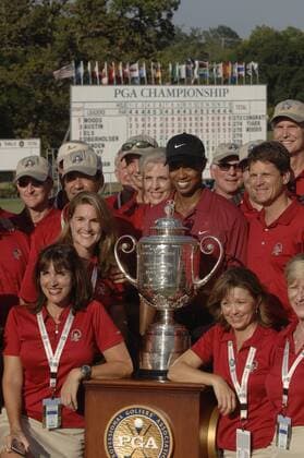 PGA Championship Sieger Eldrick Tiger Woods (USA) posiert mit der Wanamaker Trophy und den Marshals - (Icon43872877) Golf Herren PGA Championship 2007, Tour Gruppe Tulsa Freude, Golf Herren PGA Championship 2007, Tour Gruppe Tulsa Freude, EDITORIAL USE ONLY