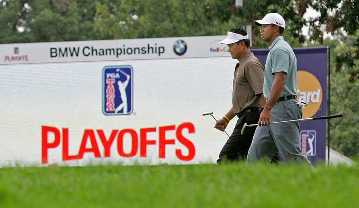 Eldrick Tiger Woods (USA, re.) und Kyoung Ju Choi (Südkorea) laufen zum nächsten Loch -  (chi2007090602) Golf Herren BMW Championship 2007, PGA Tour, FedEx Cup, Fed Ex Totale Cog Hill Golf and Country Club Lemont Golf Herren BMW Championship 2007, PGA Tour, FedEx Cup, Fed Ex Totale Cog Hill Golf and Country Club Lemont