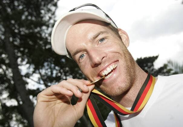 Christoph Dieckmann (Deutschland), Deutscher Meister 2007, beißt in seine Goldmedaille Beachvolleyball LM Herren Deutsche Smart Meisterschaft 2007, Beach DM, Finale, Endspiel Einzelbild Timmendorfer Strand Timmendorf Freude, Beachvolleyball LM Herren Deutsche Smart Meisterschaft 2007, Beach DM, Finale, Endspiel Einzelbild Timmendorfer Strand Timmendorf Freude,