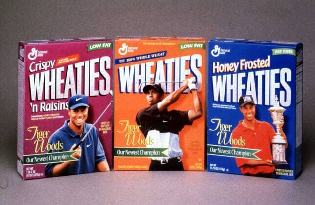 Eldrick Tiger Woods (USA) auf drei verschiedenen Packungen General Mills Wheaties (Cerealien) -  (SLP98031801) Golf Herren Werbung 1998 Werbepartner Werbevertrag Werbeaktion Werbekampagne Kampagne Einzelbild o0 Werbeträger Werbefigur Orlando Golf Herren Werbung 1998 Werbepartner Werbevertrag Werbeaktion Werbekampagne Kampagne Einzelbild o0 Werbeträger Werbefigur Orlando