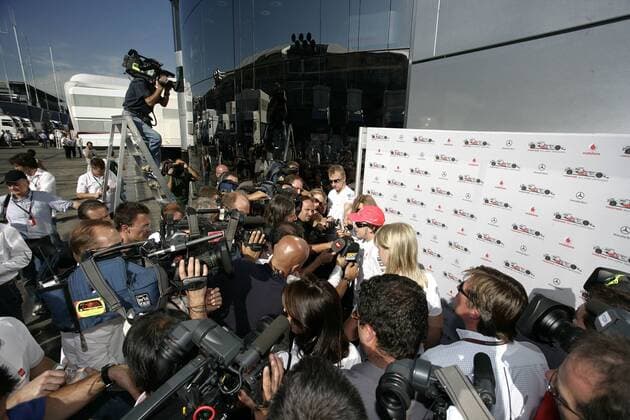Fernando Alonso (Spanien McLaren Mercedes) wird von Reportern und Kamerateams umlagert Motorsport Grand Prix Herren Großer Preis von Italien 2007, Formel 1 Weltmeisterschaft, F1, F, GP, WM, Freies Training Totale Monza Motorsport Grand Prix Herren Großer Preis von Italien 2007, Formel 1 Weltmeisterschaft, F1, F, GP, WM, Freies Training Totale Monza