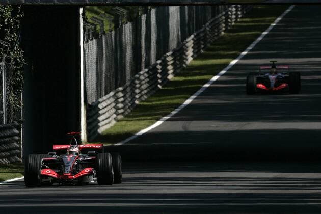 Fernando Alonso (Spanien) in seinem Boliden vor Lewis Hamilton (England beide McLaren Mercedes) Motorsport Grand Prix Herren Großer Preis von Italien 2007, Formel 1 Weltmeisterschaft, F1, F, GP, WM, Qualifying Totale Monza Motorsport Grand Prix Herren Großer Preis von Italien 2007, Formel 1 Weltmeisterschaft, F1, F, GP, WM, Qualifying Totale Monza