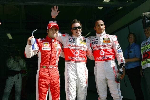 Fernando Alonso (Spanien, Mitte) sichert sich die Pole Position vor Teamkollege Lewis Hamilton (England beide McLaren Mercedes, re.) und Felipe Massa (Brasilien Ferrari) -  Motorsport Grand Prix Herren Großer Preis von Italien 2007, Formel 1 Weltmeisterschaft, F1, F, GP, WM, Qualifying Gruppe Monza Freude, Motorsport Grand Prix Herren Großer Preis von Italien 2007, Formel 1 Weltmeisterschaft, F1, F, GP, WM, Qualifying Gruppe Monza Freude,