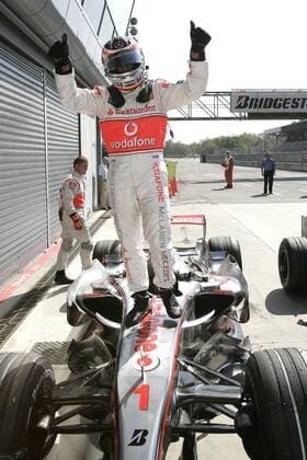 Fernando Alonso (Spanien McLaren Mercedes) auf der Pole Position zum GP Italien 2007 Motorsport Grand Prix Herren Großer Preis von Italien 2007, Formel 1 Weltmeisterschaft, F1, F, GP, WM, Einzelbild Monza Freude, Motorsport Grand Prix Herren Großer Preis von Italien 2007, Formel 1 Weltmeisterschaft, F1, F, GP, WM, Einzelbild Monza Freude,