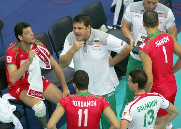 Nationaltrainer Martin Stoev (Bulgarien) gibt Anweisungen -  Volleyball Länderspiel Herren EM 2007, Länderspiel, Nationalmannschaft, Nationaltrikot, Bulgarien Gruppe Moskau Volleyball Länderspiel Herren EM 2007, Länderspiel, Nationalmannschaft, Nationaltrikot, Bulgarien Gruppe Moskau