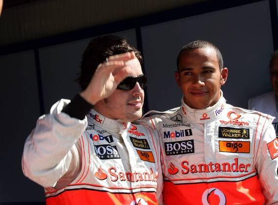 Fernando Alonso (Spanien, li.) sichert sich die Pole Position zum GP Italien 2007 vor Teamkollege Lewis Hamilton (England beide McLaren Mercedes) Motorsport Grand Prix Herren Großer Preis von Italien 2007, Formel 1 Weltmeisterschaft, F1, F, GP, WM, Gruppe Monza Motorsport Grand Prix Herren Großer Preis von Italien 2007, Formel 1 Weltmeisterschaft, F1, F, GP, WM, Gruppe Monza