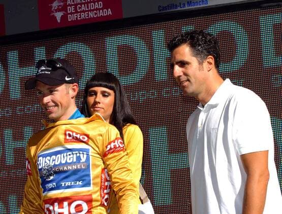 Stijn Devolder (Belgien Discovery Channel, li.) übernimmt nach der 8. Etappe das goldene Trikot des Gesamtführenden bei der Vuelta 2007, daneben Radsportlegende Miguel Indurain (Spanien) - Radsport Herren Vuelta a Espana 2007, Spanienrundfahrt, ProTour, Straßenradsport, Straße, Rad Gruppe 8.Etappe: Carinena - Saragossa Freude, Radsport Herren Vuelta a Espana 2007, Spanienrundfahrt, ProTour, Straßenradsport, Straße, Rad Gruppe 8.Etappe: Carinena - Saragossa Freude,