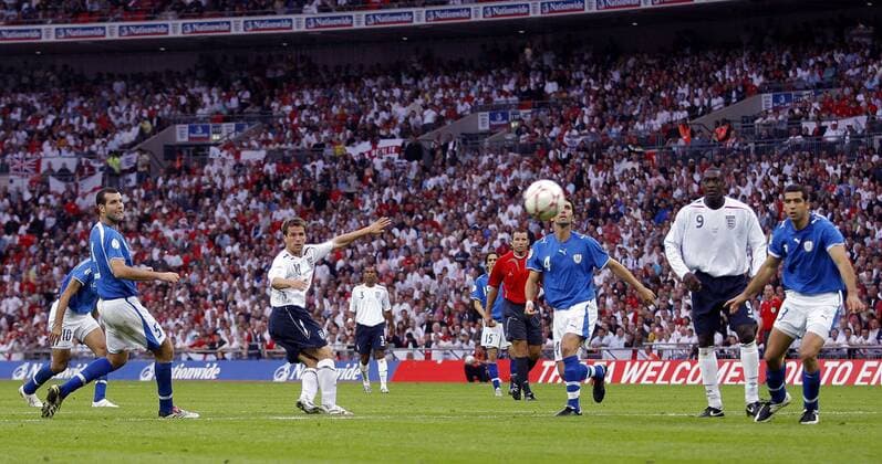 Michael Owen (England) erzielt das 2:0 - EDITORIAL USE ONLY. No use with unauthorised audio, video, data, fixture lists, club league logos or live services. Online in-match use limited to 120 images, no video emulation. No use in betting, games or single club league player publications. Fußball Länderspiel Herren EM Qualifikation 2007, Nationalmannschaft, Nationaltrikot, England - Israel 3:0 Gruppe London Fußball Länderspiel Herren EM Qualifikation 2007, Nationalmannschaft, Nationaltrikot, England - Israel 3:0 Gruppe London