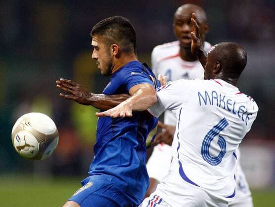 Gennaro Gattuso (Italien, li.) gegen Claude Makelele (Frankreich) -  Fußball Länderspiel Herren EM Qualifikation 2007, Nationalmannschaft, Nationaltrikot, Italien - Frankreich 0:0 Gruppe Mailand Dynamik, Fußball Länderspiel Herren EM Qualifikation 2007, Nationalmannschaft, Nationaltrikot, Italien - Frankreich 0:0 Gruppe Mailand Dynamik,