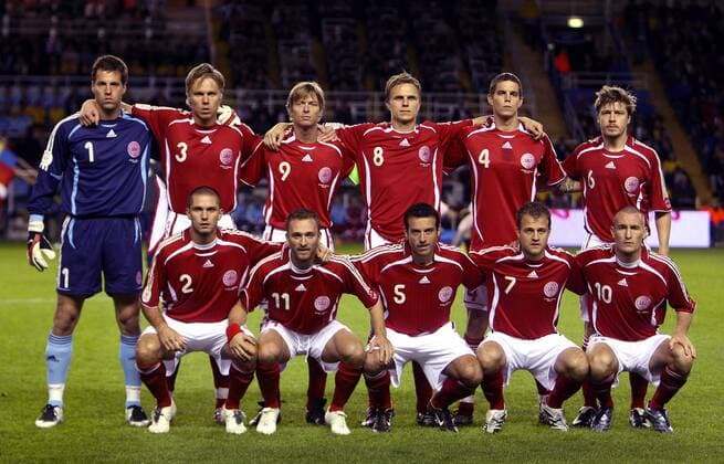 Mannschaftsfoto Dänemark, v.li.: Torwart Thomas Sörensen, Martin Laursen, Jon Dahl Tomasson, Jesper Grönkjaer, Daniel Agger, Thomas Helveg; vorn: Leon Andreasen, Dennis Rommedahl, Niclas Jensen, Daniel Jensen und .... -  Fußball Länderspiel Herren EM Qualifikation 2007, Nationalteam, Nationaltrikot, Dänemark Totale Solna Stockholm Fußball Länderspiel Herren EM Qualifikation 2007, Nationalteam, Nationaltrikot, Dänemark Totale Solna Stockholm