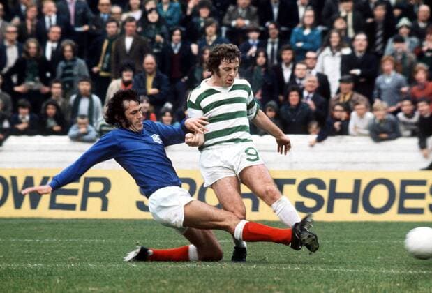 Dixie Deans (Celtic Glasgow, re.) gegen Colin Jackson (Glasgow Rangers) -  Fußball Herren Scottish Football League First Division 1972 1973, One, Celtic Glasgow - Glasgow Rangers 3:1 Gruppe Glasgow Dynamik, Kampf, Fußball Herren Scottish Football League First Division 1972 1973, One, Celtic Glasgow - Glasgow Rangers 3:1 Gruppe Glasgow Dynamik, Kampf,