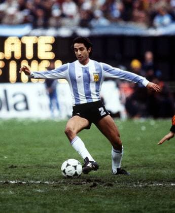 Osvaldo Ardiles (Argentinien) am Ball -  Fußball Länderspiel Herren WM 1978, Nationalmannschaft, Nationaltrikot, Finale, Endspiel Einzelbild Buenos Aires Dynamik, Fußball Länderspiel Herren WM 1978, Nationalmannschaft, Nationaltrikot, Finale, Endspiel Einzelbild Buenos Aires Dynamik,