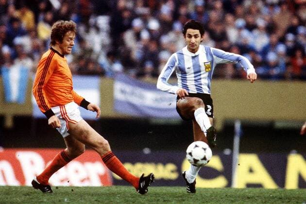Osvaldo Ardiles (Argentinien, re.) am Ball, daneben Arie Haan (Niederlande) -  Fußball Länderspiel Herren WM 1978, Nationalmannschaft, Nationaltrikot, Finale, Endspiel Gruppe Buenos Aires Dynamik, Fußball Länderspiel Herren WM 1978, Nationalmannschaft, Nationaltrikot, Finale, Endspiel Gruppe Buenos Aires Dynamik,