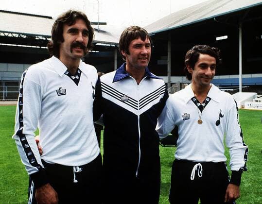 Trainer Keith Burkinshaw (Mitte) mit den Neuzugängen Ricky Villa (li.) und Osvaldo Ardiles (alle Tottenham Hotspur) -  Fußball Herren English Football League First Division 1978 1979, One, 1. Englische Liga, Tottenham Hotspurs, Spurs Gruppe London Harmonie, Fußball Herren English Football League First Division 1978 1979, One, 1. Englische Liga, Tottenham Hotspurs, Spurs Gruppe London Harmonie,