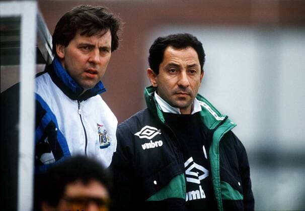 Fußball, Trainerhistorie Newcastle United von 1895 bis heute Trainer Osvaldo Ardiles (re.) und Co Trainer Tony Galvin (beide Newcastle) skeptisch -  Fußball Herren English Football League Second Division 1990 1991, Two, 2. Englische Liga, Newcastle United Gruppe London Skepsis, Fußball Herren English Football League Second Division 1990 1991, Two, 2. Englische Liga, Newcastle United Gruppe London Skepsis,