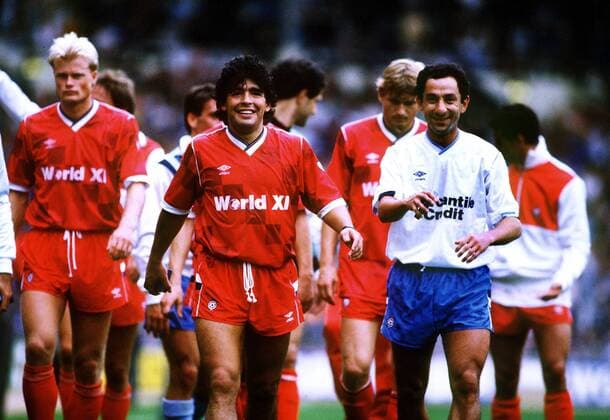 Diego Armando Maradona (Weltauswahl, Mitte) neben Osvaldo Ardiles (English Football League Selection, re.) -  Fußball Herren English Football League - Rest of the World 1987, First Division, One, 1. Englische Liga Gruppe Aufmacher London Harmonie, Fußball Herren English Football League - Rest of the World 1987, First Division, One, 1. Englische Liga Gruppe Aufmacher London Harmonie,