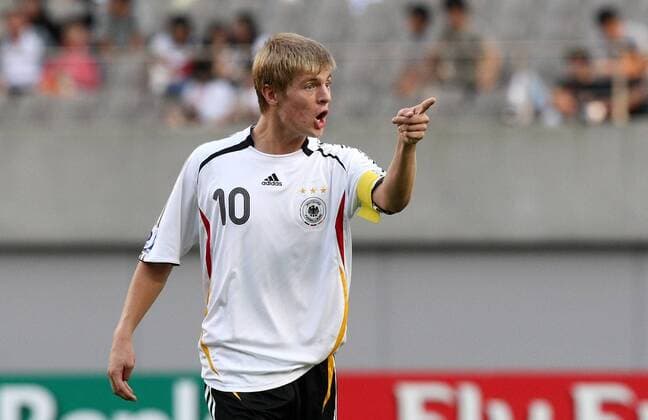Toni Kroos (Deutschland U17) gibt die Richtung vor Fußball WM Herren U17 WM 2007, U 17, Spiel um Platz Drei, Länderspiel, Nationalmannschaft, Nationaltrikot Einzelbild Junioren Seoul Fußball WM Herren U17 WM 2007, U 17, Spiel um Platz Drei, Länderspiel, Nationalmannschaft, Nationaltrikot Einzelbild Junioren Seoul