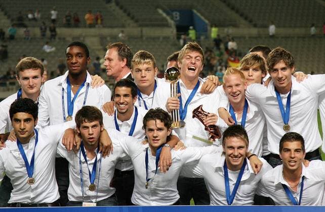 Deutschlands U17 sichert sich bei der WM 2007 Platz Drei, hi.v.li. Konstantin Rausch, Richard Sukuta Pasu, Nils Teixeira, Alexander Esswein, Toni Kroos, Sascha Bigalke, Tony Jantschke, Torwart Kevin Trapp; vorn: Mehmet Ekici, Jonas Strifler, Mario Erb... Fußball WM Herren U17 WM 2007, U 17, Junioren, Nationalteam, Deutschland, Siegerehrung, Podium, Podest Totale Seoul Freude, Fußball WM Herren U17 WM 2007, U 17, Junioren, Nationalteam, Deutschland, Siegerehrung, Podium, Podest Totale Seoul Freude,