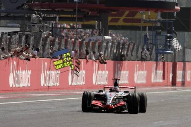 Fernando Alonso (Spanien McLaren Mercedes) jubelt über den Sieg beim GP von Italien 2007 Motorsport Grand Prix Herren Großer Preis von Italien 2007, Formel 1 Weltmeisterschaft, F1, F, GP, WM Totale Monza Freude, Motorsport Grand Prix Herren Großer Preis von Italien 2007, Formel 1 Weltmeisterschaft, F1, F, GP, WM Totale Monza Freude,