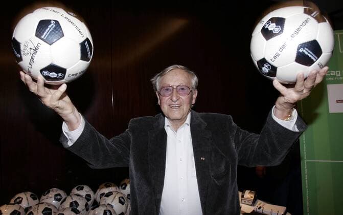 Trainerlegende Rudi Gutendorf (Deutschland) bei der Nacht der Legenden mit zwei Bällen der Veranstaltung Fußball Herren Tag der Legenden 2007, Charity, soziales Engagement, Sozialengagement, Vdig o0 Gala Einzelbild o0 Schmidts Tivoli Hamburg Fußball Herren Tag der Legenden 2007, Charity, soziales Engagement, Sozialengagement, Vdig o0 Gala Einzelbild o0 Schmidts Tivoli Hamburg
