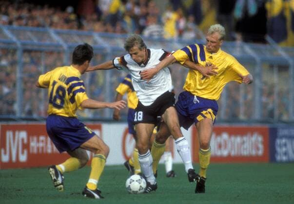 Jürgen Klinsmann (Deutschland, Mitte) gegen Roger Ljung (li.) und Klas Ingesson (beide Schweden) Fußball Länderspiel Herren EM 1992, Nationalmannschaft, Nationaltrikot, Halbfinale, Deutschland - Schweden 3:2 Gruppe Stockholm Dynamik, Kampf, Fußball Länderspiel Herren EM 1992, Nationalmannschaft, Nationaltrikot, Halbfinale, Deutschland - Schweden 3:2 Gruppe Stockholm Dynamik, Kampf,