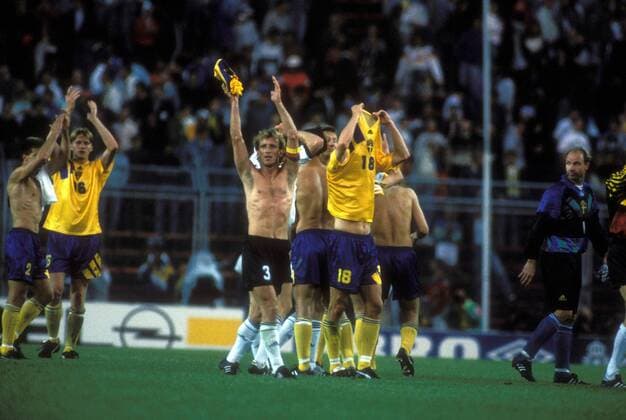 Trikottausch - Andreas Brehme (Deutschland, Mitte), daneben Roger Ljung (2.v.re.), Torwart Thomas Ravelli (re.) und Kennet Andersson (alle Schweden, 2.v.li.) Fußball Länderspiel Herren EM 1992, Nationalmannschaft, Nationaltrikot, Halbfinale, Deutschland - Schweden 3:2 Totale Stockholm Fußball Länderspiel Herren EM 1992, Nationalmannschaft, Nationaltrikot, Halbfinale, Deutschland - Schweden 3:2 Totale Stockholm
