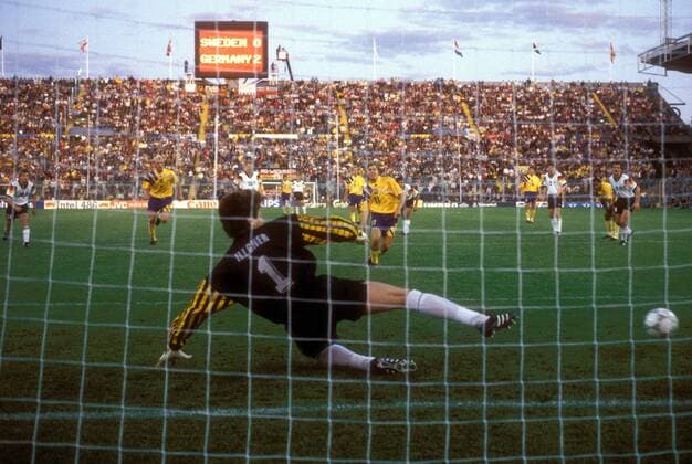 Tomas Brolin (Schweden) trifft per Elfmeter gegen Torwart Bodo Illgner (Deutschland) zum 2:1 Fußball Länderspiel Herren EM 1992, Nationalmannschaft, Nationaltrikot, Halbfinale, Deutschland - Schweden 3:2 Gruppe Stockholm Dynamik, Abwehr, Fußball Länderspiel Herren EM 1992, Nationalmannschaft, Nationaltrikot, Halbfinale, Deutschland - Schweden 3:2 Gruppe Stockholm Dynamik, Abwehr,