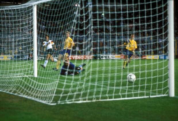 Karlheinz Riedle (Deutschland, li.) trifft gegen Torwart Thomas Ravelli (Schweden) zum 3:1 Fußball Länderspiel Herren EM 1992, Nationalmannschaft, Nationaltrikot, Halbfinale, Deutschland - Schweden 3:2 Totale Stockholm Fußball Länderspiel Herren EM 1992, Nationalmannschaft, Nationaltrikot, Halbfinale, Deutschland - Schweden 3:2 Totale Stockholm