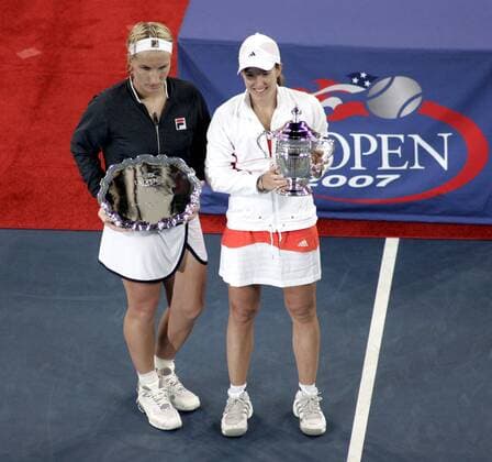 Justine Henin (Belgien, re.), Siegerin der US Open 2007 und die Zweitplatzierte Svetlana Kuznetsova (Russland) präsentieren ihre Trophäen - (Icon33032302) Tennis Damen US Open 2007, Grand Slam, WTA Tour, Finale, Endspiel, Gruppe Flushing Meadow New York, NY, N Y Tennis Damen US Open 2007, Grand Slam, WTA Tour, Finale, Endspiel, Gruppe Flushing Meadow New York, NY, N Y EDITORIAL USE ONLY