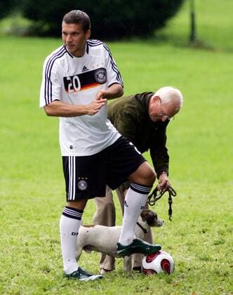 Lukas Podolski (Deutschland) präsentiert das neue Trikot für die EM 2008 anläßlich eines Werbespots des Ausrüsters Adidas Fußball EM Herren Vorschau 2007, EM 2008 Nationalmannschaft Nationaltrikot DFB Werbespot Dreharbeiten neu neues Hund Gruppe Trikotvorstellung Promotion Freisteller Bergisch Gladbach Spielerkleidung Spielkleidung Fußball EM Herren Vorschau 2007, EM 2008 Nationalmannschaft Nationaltrikot DFB Werbespot Dreharbeiten neu neues Hund Gruppe Trikotvorstellung Promotion Freisteller Bergisch Gladbach Spielerkleidung Spielkleidung
