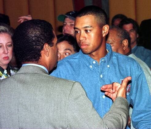 Eldrick Tiger Woods (re.) und TV Moderator Bryant Gumbel (beide USA) bei einer Benefizveranstaltung zugunsten der Tiger Woods Foundation -  (NYP97061601) Golf Herren Benefiz 1997, Soziales Engagement, Sozialengagement, Charity Gruppe New York NY N.Y. Golf Herren Benefiz 1997, Soziales Engagement, Sozialengagement, Charity Gruppe New York NY N.Y.