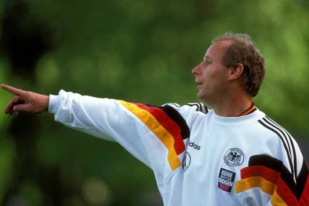 Bundestrainer Berti Vogts (Deutschland) gibt während des Trainings Anweisungen Fußball Herren EM 1992, Nationalmannschaft, Vorbereitung Deutschland Training Vdia Einzelbild Aufnahmedatum geschätzt Fan Fußball Herren EM 1992, Nationalmannschaft, Vorbereitung Deutschland Training Vdia Einzelbild Aufnahmedatum geschätzt Fan