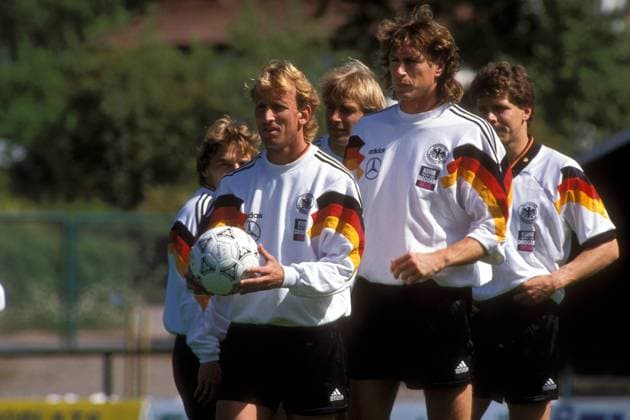 Training Deutschland: Andreas Brehme (vorn li.) mit dem Adidas Etrusco Unico, offizieller Spielball der EM 1992, dahinter v.re.: Andreas Möller, Michael Schulz, Jürgen Klinsmann und Thomas Häßler Fußball Herren EM 1992, Nationalmannschaft, Vorbereitung Deutschland Training Vdia Gruppe Aufnahmedatum geschätzt Fan Fußball Herren EM 1992, Nationalmannschaft, Vorbereitung Deutschland Training Vdia Gruppe Aufnahmedatum geschätzt Fan