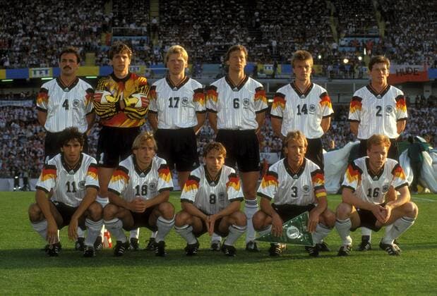 Fußball, EM Finale 1992 in Göteborg, Dänemark - Deutschland 2:0 Mannschaftsbild Deutschland, hi.v.li.: Jürgen Kohler, Torwart Bodo Illgner, Stefan Effenberg, Guido Buchwald, Thomas Helmer, Stefan Reuter, vorn: Karlheinz Riedle, Jürgen Klinsmann, Thomas Häßler, Andreas Brehme, Matthias Sammer Fußball Länderspiel Herren EM 1992, Nationalmannschaft, Nationaltrikot, Finale, Endspiel Totale Göteborg Fußball Länderspiel Herren EM 1992, Nationalmannschaft, Nationaltrikot, Finale, Endspiel Totale Göteborg