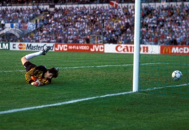 Fußball, EM Finale 1992 in Göteborg, Dänemark - Deutschland 2:0 Torwart Bodo Illgner (Deutschland) streckt sich vergeblich, Kim Vilfort (Dänemark, nicht im Bild) trifft zum 2:0 Fußball Länderspiel Herren EM 1992, Nationalmannschaft, Nationaltrikot, Finale, Endspiel, Dänemark - Deutschland 2:0 Einzelbild Göteborg Abwehr, Dynamik, Fußball Länderspiel Herren EM 1992, Nationalmannschaft, Nationaltrikot, Finale, Endspiel, Dänemark - Deutschland 2:0 Einzelbild Göteborg Abwehr, Dynamik,