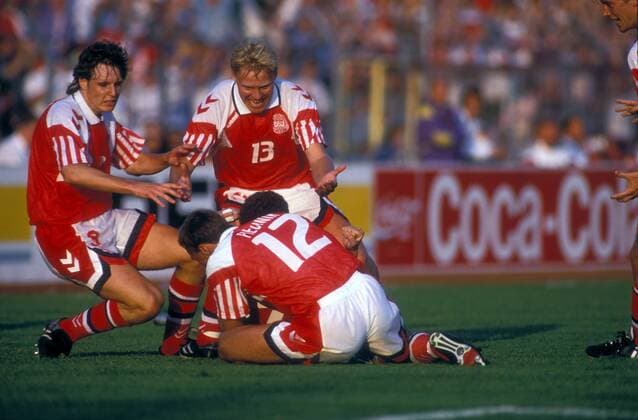 Fußball, EM Finale 1992 in Göteborg, Dänemark - Deutschland 2:0 Torjubel Dänemark - Flemming Povlsen (li.), Henrik Larsen (hi.) und Torben Piechnik Fußball Länderspiel Herren EM 1992, Nationalmannschaft, Nationaltrikot, Finale, Endspiel Gruppe Göteborg Begeisterung, Freude, Fußball Länderspiel Herren EM 1992, Nationalmannschaft, Nationaltrikot, Finale, Endspiel Gruppe Göteborg Begeisterung, Freude,
